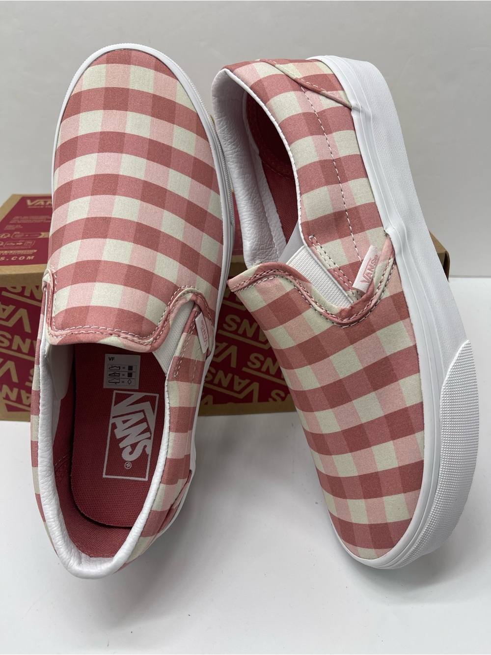 Vans WMNS Classic Slip-On (Gingham) Rosette/True White
VN000XG8B06 Sneakers - Picture 13 of 16